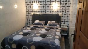 ein Schlafzimmer mit einem Bett mit zwei Lichtern an der Wand in der Unterkunft VILLA DUANA BATU TOP VIEW with indoor privat pool, PS 5, billiard, and rooftop 360 mountain view in Batu + 37 Fotos