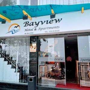 頭頓的住宿－Bayview Hotel & Apartments，面包店前有标牌的商店