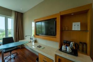 TV a/nebo společenská místnost v ubytování Courtyard by Marriott Madurai