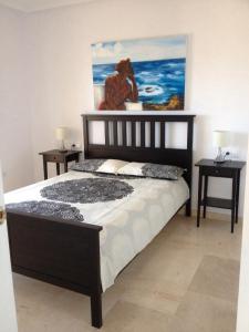 Un dormitorio con una cama con un cuadro en la pared. en Jumilla III, en Orihuela Costa 43 fotos más