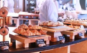 une boulangerie avec un bouquet de pâtisseries à l'exposition dans l'établissement JW Marriott Shanghai at Tomorrow Square, à Shanghai