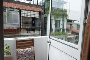 Rõdu või terrass majutusasutuses Maison d'Hanoi Hotel