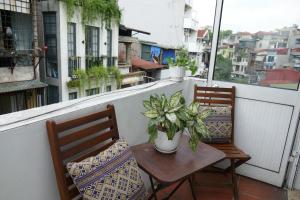 Rõdu või terrass majutusasutuses Maison d'Hanoi Hotel
