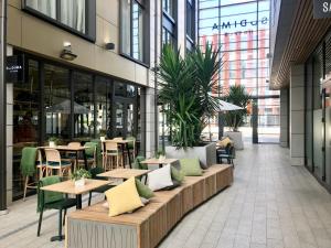 un restaurant avec des tables et des chaises dans un bâtiment dans l'établissement Sudima Christchurch City, à Christchurch