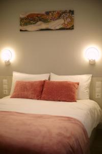 ein Schlafzimmer mit einem Bett mit zwei Leuchten in der Unterkunft Το Σπίτι της Ευτυχίας Σουίτα in Karpenisi