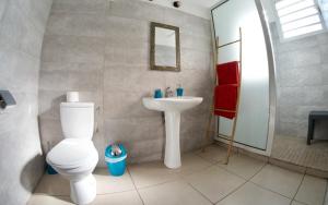 łazienka z toaletą i umywalką w obiekcie le raphael ( chambre piscine) w mieście Saint-Joseph