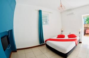 Postel nebo postele na pokoji v ubytování le raphael ( chambre piscine)