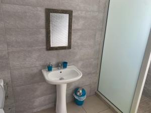 Koupelna v ubytování le raphael ( chambre piscine)