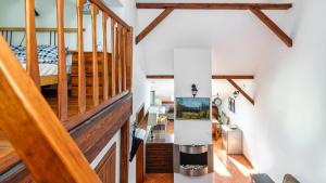 Habitación con paredes blancas y vigas de madera. en Apartamenty PIAMOLA Powstańców Warszawy, en Stegna