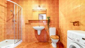 Un baño con inodoro, lavabo y ducha. en Apartamenty PIAMOLA Powstańców Warszawy, en Stegna 48 fotos más