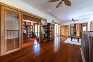 a living room with wooden floors and a ceiling fan at Large 6 Bed Luxury Villa on the Golf Course PHJ in Cha Am