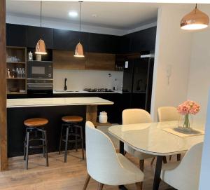 cocina con mesa, sillas y barra en Executive Apartments San Isidro Business Zone en Lima