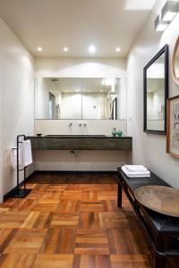 La salle de bains est pourvue d'une grande baignoire et d'une table. dans l'établissement LAVI' 82 Apartament, à Turin