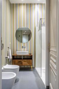 La salle de bains est pourvue d'un lavabo et d'un miroir. dans l'établissement LAVI' 82 Apartament, à Turin