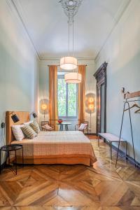 - une chambre avec un lit et une grande fenêtre dans l'établissement LAVI' 82 Apartament, à Turin
