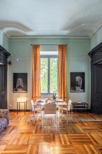 un grand salon avec une table et des chaises dans l'établissement LAVI' 82 Apartament, à Turin