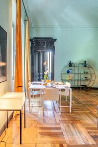 une salle à manger avec une table et des chaises blanches dans l'établissement LAVI' 82 Apartament, à Turin