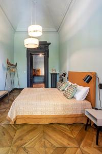 - une chambre avec un lit, une table et un tripode dans l'établissement LAVI' 82 Apartament, à Turin