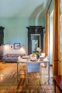 - une salle à manger avec une table et de la nourriture dans l'établissement LAVI' 82 Apartament, à Turin