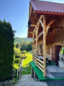 Casa de madera grande con porche y balcón en Willa Kotelnica, en Tylmanowa