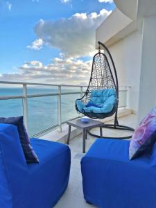 Cette chambre dispose d'une balançoire sur un balcon donnant sur l'océan. dans l'établissement The bleu sea, à Tunis