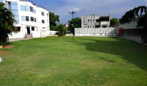 Κήπος έξω από το Hotel Kewal