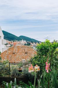 Blick auf eine Stadt mit einem Kacheldach in der Unterkunft PORT - unique apartment in Dubrovnik