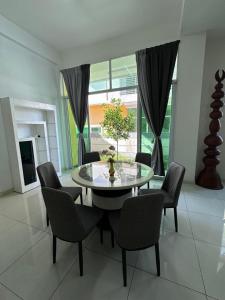 a dining room with a table and chairs at Ipoh Cozy Lake View Homestay in Lahat