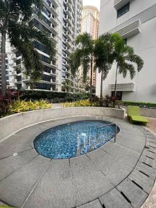 una pequeña piscina en el medio de un edificio en Chic and Cozy Studio Viceroy Residences Taguig, en Manila