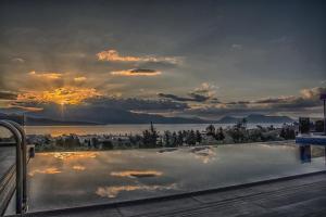 ニキアナにあるVilla Kastroの水と雲の景色を望むプール