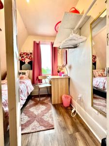 1 dormitorio con 2 camas, escritorio y espejo en Private Room TINY with Shared Bathroom near Airport and Downtown Seattle, en Seattle