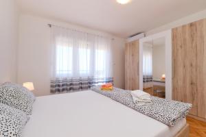 Postel nebo postele na pokoji v ubytování Sea View Apartment Sandra in Mali Lošinj