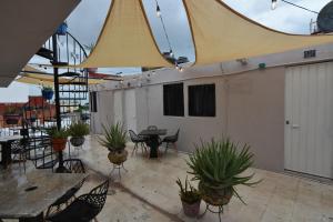 un patio con mesas y macetas y un edificio en Hotel Colonial San Carlos en Cancún