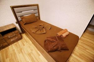 Schlafzimmer mit einem Bett und einem Spiegel auf dem Boden in der Unterkunft Nur Naftalan in Naftalan