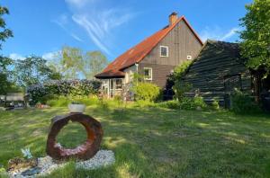 a sculpture in the yard of a house at KULTURGUTLEBEN Boutiquehotel Seminarhaus in Möllenbeck