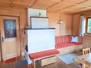 un soggiorno con un divano e un tavolo di Chalet Faschingalm a Debant