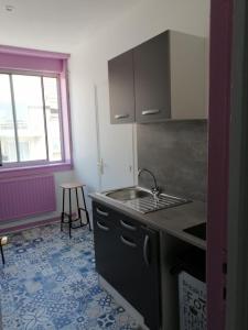 una cucina con lavello e fornello di une détente à la plage a Dunkerque Altre 9 foto