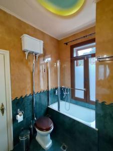 Zografia cottage في Lámpou Mýloi: حمام مع مرحاض وحوض استحمام +29 صورة