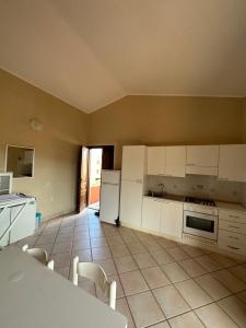 Cucina o angolo cottura di Sea View - Cozy apartment with parking space