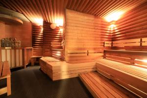 札幌的住宿－QuintessaHotel SapporoSusukino63 Relax&Spa，一间设有木墙和长凳的桑拿浴室