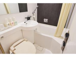 y baño con aseo blanco y lavamanos. en Urayasu Sun Hotel - Vacation STAY 33022v, en Urayasu