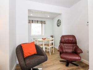 een woonkamer met een stoel en een tafel bij Moray View in Macduff