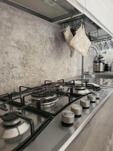 Кухня или мини-кухня в La Loggia Apartment in centro storico a Palermo

