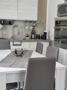 Кухня или мини-кухня в La Loggia Apartment in centro storico a Palermo
