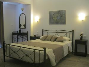 A bed or beds in a room at Seaside Studios Kirania