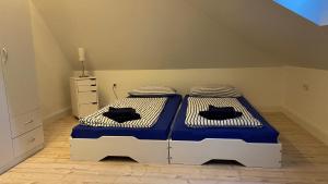 1 dormitorio con 2 camas individuales en una habitación en Ferienwohnung Trupermoor, en Lilienthal