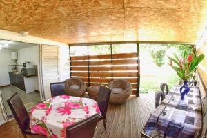 Kuchyň nebo kuchyňský kout v ubytování bungalow avec piscine chauffée. + 1 fotografie