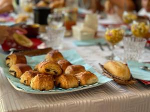 een bord gebak en brood op een tafel bij bungalow avec piscine chauffée. in Saint-Joseph