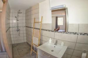 Koupelna v ubytování bungalow avec piscine chauffée.