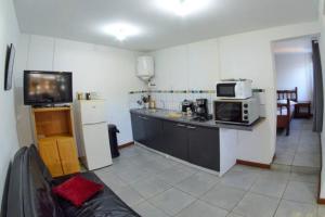 Kuchyň nebo kuchyňský kout v ubytování bungalow avec piscine chauffée.